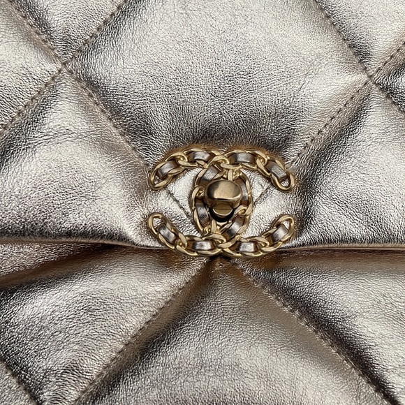 Chanel gold flap bag - Picture 2 of 7